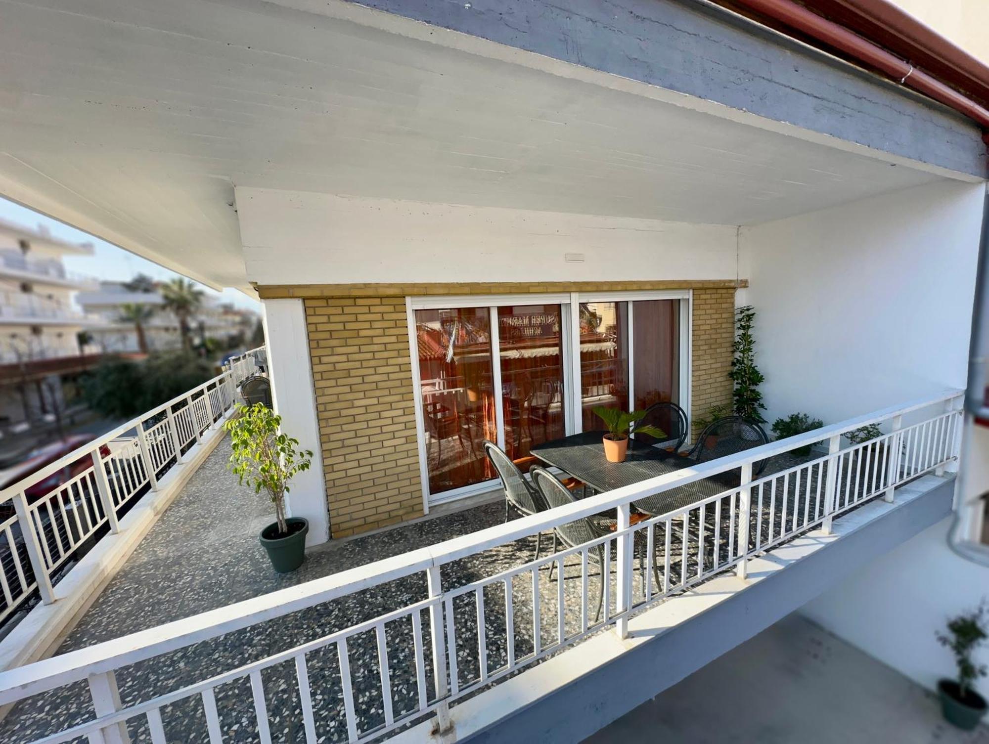 Seaside Family With Wraparound Balcony Apartment